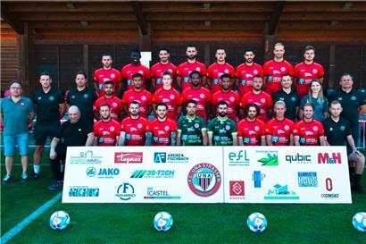 Hintere Reihe von links: Brian Babit, Jean-Désiré Tibor, Florian Weirich, Denis Agovic, Alen Agovic, Kevin Bacconnier, Tom Siebenaler, Brian Moding Mittlere Reihe von links: Luc Hilger (Präsident), François Papier (Co-Trainer), Christian Lutz (Trainer), Dany Camilo, Blaise Baillet, Cédric Baiverlin, Cédric Cossou, Brian Rouffignac, Tom Schnell, Pedro Martins (Co-Trainer), Agata Klimek (Physio), Emmanuel Andrien (Torwarttrainer) Vordere…
