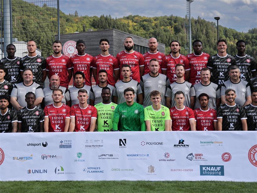 Hintere Reihe von links: Coulibaly Moustaphe, Reciputi Loïc, Cavagnera Alexandro, Da Silva Preston, Gecgin Serkan, Bouchibti Ridwane, Prychynenko Denis, Romeyns Benjamin, Thelcide Elie, Cavelier Maxime, Diallo MamadouMittlere Reihe von links: Costa Hugo, Greisch Eric (Betreuer), Jansen Robert (Sportdirektor), Graas Leonard (Fitnesstrainer), Lucania Lorenzo (Co-Trainer), Ribeiro Flavio (Trainer), Jordogne Philippe (Torwartrainer), Kessen Nyls (Physiotherapeut), Schenk Michael (Präsident), Fraiture Roland (Betreuer), Lubanzadio HenryqueVordere Reihe von links: Franco Louka, Ramazani Victoire, Schroeder Christophe, Philipps Chris, Choi Omar, Guarneri Lillo, Nizet Lucien, Biver Ben, Rodrigues Andy, Hassaini Nabil, Gargano Flavio