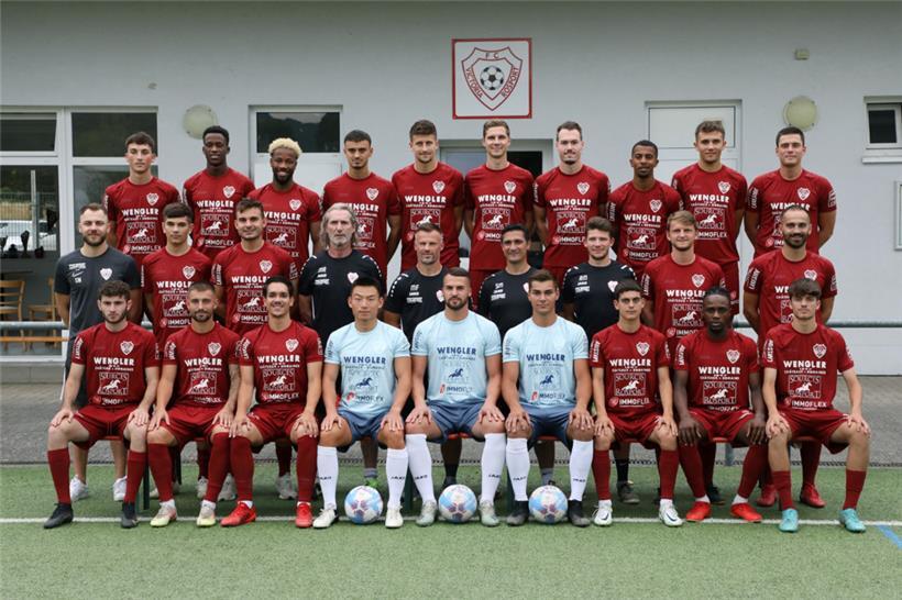 Hintere Reihe von links: Gonçalo Rodrigues, Glen Habimana, Ernesto Carratala Jimenez, Juri Amidon, Johannes Steinbach, Davis Spruds, Milislav Popovic, Ben Zoundi, Raul Ferreira, Gilles Feltes Mittlere Reihe von links: Walter Sahmel (Physiotherapeut), Albert Ferreira, Eric Brandenburger, Markus Reuter (Torwarttrainer), Martin Forkel (Trainer), Sergio Marques (Co-Trainer), Michael Roos (Co-Trainer), Michel Bechtold, Gabriel Gaspar Vordere Reihe von…
