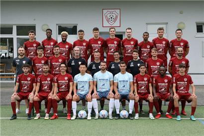 Hintere Reihe von links: Gonçalo Rodrigues, Glen Habimana, Ernesto Carratala Jimenez, Juri Amidon, Johannes Steinbach, Davis Spruds, Milislav Popovic, Ben Zoundi, Raul Ferreira, Gilles Feltes Mittlere Reihe von links: Walter Sahmel (Physiotherapeut), Albert Ferreira, Eric Brandenburger, Markus Reuter (Torwarttrainer), Martin Forkel (Trainer), Sergio Marques (Co-Trainer), Michael Roos (Co-Trainer), Michel Bechtold, Gabriel Gaspar Vordere Reihe von…
