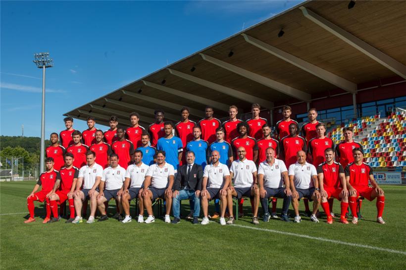 Hintere Reihe von links: Guillaume Trani, Gonçalo Almeida, Dylan Lempereur, Alessandro Scanzano, Manuel Pami, Edgar Neves, Moussa Maazou, Laurent Pomponi, Joel Lopes, Asim Huskic, Gianluca Bei Mittlere Reihe von links: Ulisses Oliveira, Juan Bedouret, Geoffrey Franzoni, Marcelino Tamba, Andrea Amodio, Christoffer Mafoumbi, Guillaume Cappa, Remy Pereira, Gianni Monteiro, Théo Brusco, Bertino Barbosa, Kevin D’Anzico, Alis…
