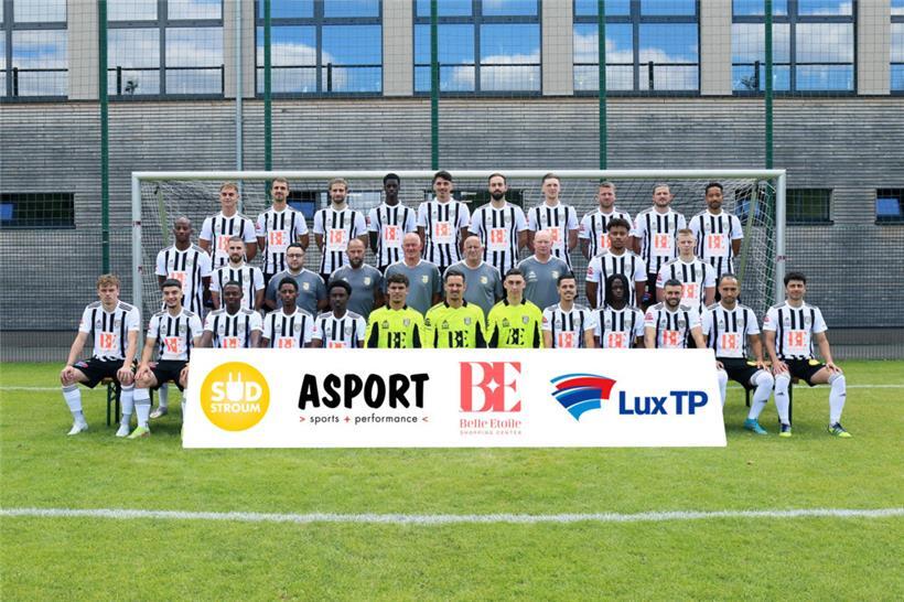 Hintere Reihe von links: Irvin Latic, Milos Todorovic, Tony Meireles, Milton Mendes, Maxime De Taddeo, Aldin Dervisevic, Alexis Boury, Julien Bertoux, Alexis Larrière, Emmanuel Lapierre Mittlere Reihe von links: Riad Ouedraogo, David Soares, Gianni Sagrafena (Betreuer), Rui Lomar (Fitnesstrainer), Henri Bossi (Trainer), Ronald Martinelli (Co-Trainer), Christoph Schesniak (Torwarttrainer), Adrien Kack, Dennis Besch Vordere Reihe von…
