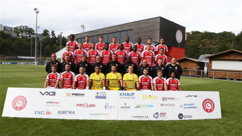 Hintere Reihe von links: Kevin Delgado, Luca Napoleone, Damien Humblet, Chris Philipps, Peter Guinari, Célestin Nzanga, Emir Burkic, Benjamin Romeyns Dritte Reihe von links: Ben Biver, Christophe Schroeder, Luigi Vaccaro, Moise Ngwisani, Bigen Lusala, Junior Belporo, Beno Kovacevic, Mirza Jasarevic Zweite Reihe von links: Mario Raffaelli, Roland Fraiture (beide Betreuer), Justine Deremiens (Physio), Serge Molitor…
