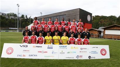 Hintere Reihe von links: Kevin Delgado, Luca Napoleone, Damien Humblet, Chris Philipps, Peter Guinari, Célestin Nzanga, Emir Burkic, Benjamin Romeyns Dritte Reihe von links: Ben Biver, Christophe Schroeder, Luigi Vaccaro, Moise Ngwisani, Bigen Lusala, Junior Belporo, Beno Kovacevic, Mirza Jasarevic Zweite Reihe von links: Mario Raffaelli, Roland Fraiture (beide Betreuer), Justine Deremiens (Physio), Serge Molitor…
