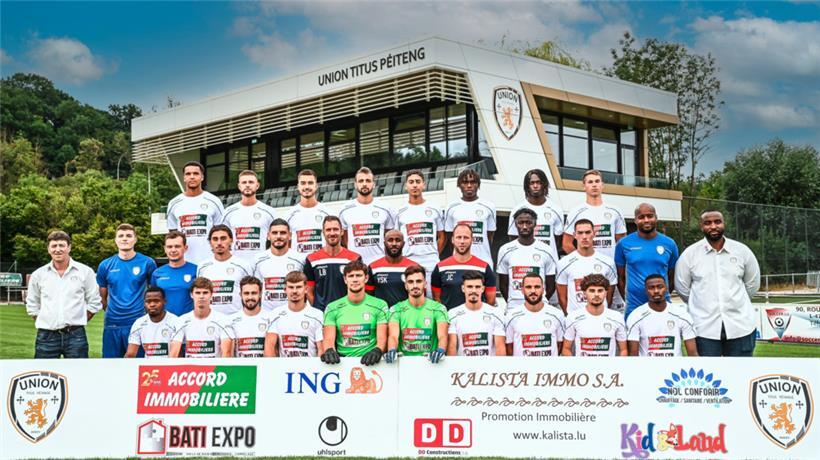 Hintere Reihe von links: Marian Sarr, Alexander Laukart, Sascha Heil, Lucas Carnevalli, Yassine Lazaar, Matteo Mahi, Filipe Gomes, Mylan Yans Mittlere Reihe von links: Daniel Flammang (Vorstand), Thibaut Habay (Physio), Laurent Simon (Physio), Gianluigi Pitisci, Artur Abreu, Landry Bonnefoi (Torwarttrainer), Yannick Kakoko (Trainer), Jérôme Challe (Fitnesstrainer), Sambou Sarr, Balsa Perkovic, Noumouke Sissoko (Co-Trainer) Vordere Reihe…
