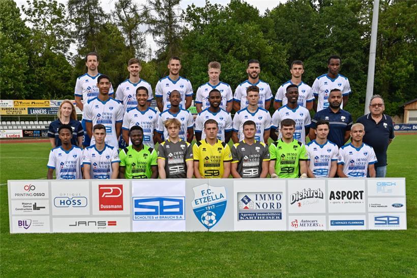 Hintere Reihe von links: Mirko Kramaric, Raphaël de Sousa, Pol Schlesser, Kai Schwitz, Daniel da Mota, Ilhan Agovic, Yanis N’Gbin Mittlere Reihe von links: Caroline Alaert (Physio), Anthony Nwanne, Christopher Nwanne, Sven Kalisa, Frederick Kyereh, Florent Berisha, Godmer Mabouba, Ahmad Altaii (Torwarttrainer), Raymond Thomé (Betreuer) Vordere Reihe von links: Stephan Monteiro, Lucas Ferreira, Jean Bassène,…
