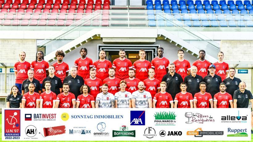 Hintere Reihe von links: Sam Alverdi, Zidane Borges, Jeoffrey de Oliveira, Christivi Masombo, Guillaume Mura, Nicolas Fernandes, Mathias Jänisch, Benis Belesi, Paulo Sousa, Yannick Biagui, Luca Alverdi Mittlere Reihe von links: Dany Simon, William Moris (beide Betreuer), Marcel Moris (Teammanager), Julien Fostier, Thibaut Bourgeois, Gilles Bettmer, Noé Ewert, Daniel Goedert (Torwarttrainer), Marcel Suzzi (Co-Trainer), Marc…
