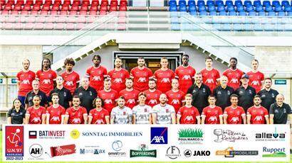 Hintere Reihe von links: Sam Alverdi, Zidane Borges, Jeoffrey de Oliveira, Christivi Masombo, Guillaume Mura, Nicolas Fernandes, Mathias Jänisch, Benis Belesi, Paulo Sousa, Yannick Biagui, Luca Alverdi Mittlere Reihe von links: Dany Simon, William Moris (beide Betreuer), Marcel Moris (Teammanager), Julien Fostier, Thibaut Bourgeois, Gilles Bettmer, Noé Ewert, Daniel Goedert (Torwarttrainer), Marcel Suzzi (Co-Trainer), Marc…
