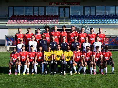 Hintere Reihe von links: Sonny Perrey, Luca Intini, Bryan Maison, Leone Lima, Lars Gerson, Gianni Ubaldini, Jason Grbic, Yannis Dublin, Olivier Thill, Noé EwertMittlere Reihe von links: Angelo Fiorucci (Sportdirektor), William Moris (Betreuer), Carlides Evora (Torwarttrainer), David Vandenbroeck (Trainer), Mathias Jänisch (Co-Trainer), Jeff Haliniak (Fitnesstrainer), Steve Dunkel (Betreuer), Yannick Zenner (Physiotherapeut)Vordere Reihe von links: Abou Dieye, Tim Ewert, Diogo Dinis, Valerio Barbaro, Tun Ragnacci, Christopher Gonzalez, Ivan Cruz, Yannick Schaus, Ivan Albanese, Dinis Machado, Isidore Mabwati