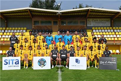 Hintere Reihe von links: Steve Birtz (Media/Com), Vincent Decker, Mohcine Hassan (zu Alverca/P gewechselt), Dejvid Sinani, Joao Morgato, Lucas Fox, Jonathan Joubert, Samir Hadji, Sylvio Ouassiero, Magnus Hansen, Ralph Birchem (Betreuer) Mittlere Reihe von links: Pedro Mendes, Eliot Gashi, Bruno Freire, Jules Diouf, Charles Morren, Manuel Da Costa, Mehdi Kirch, Filip Bojic, Aldin Skenderovic, Vova…
