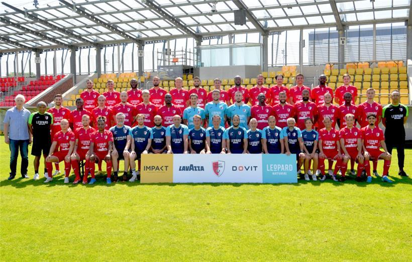 Hintere Reihe von links: Toufik Zeghdane, Hugo Colella, Mohamed Loua, Smail Morabit, Dominik Stolz, Achraf Drif, Ryad Habbas, Négo Ekofo, Olivier Marques, Ken Corral, Cédric Sacras, Jerry Prempeh, Gustavo Hemkemeier Mittlere Reihe von links: Fernand Laroche (Präsident), Justin Randriatsoaray (Betreuer), Kevin Malget, Moussa Seydi, Rayan Philippe, Florik Shala, Maxime Electeur, Benjamin Mokulu, Hugo da Costa,…
