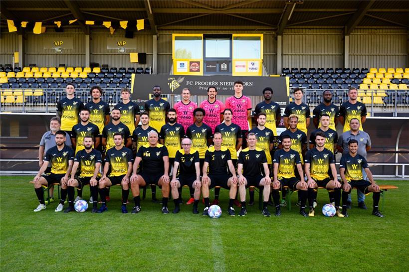 Hintere Reihe von links: Vincent Peugnet, Elias Filet, Florian Bohnert, Conrad Azong, Tom Boussong, Sébastien Flauss, Eldin Latik, Alex Guett Guett, Ben Vogel, Brian Amofa, Dave Turpel Mittlere Reihe von links: Norbert Emeringer (Betreuer), Sofiane Ikene, Toni Luisi, Kevin Holtz, Metin Karayer, Mamadou Bah, Emir Bijelic, Ryan Klapp, Jader Soares, Mayron de Almeida, Giuseppe Larosa…
