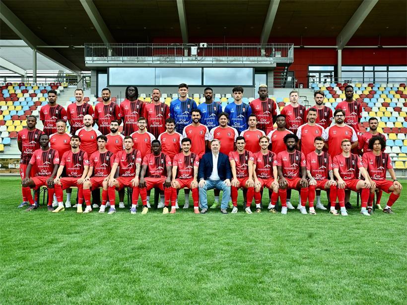 Hintere Reihe von links: Yrles Kurzawa, Andreas Buch, Leandro Quintiliano, Fonseca Mendes, Geoffrey Franzoni, Hugo Wolf, Felipe Ventura, Raphael da Silva, Gustavo Vintecinco, Kevin D’Anzico, Juan Bedouret, Joao RicciulliMittlere Reihe von links: Jossimar Chaverra, José Leiras (Betreuer), Nicolas Zabotto (Teamarzt), Enes Touiel (Physiotherapeut), Alvaro Oliveira (Torwarttrainer), Miguel Soares (Co-Trainer), Hugo Fernandes (Videoanalyst), Pedro Resende (Trainer), Toninho Marques (Co-Trainer), Pascoal Yenge (Fitnesstrainer), Sergio Costa (Torwarttrainer), Federico Moritti (Osteopath), Ivo NabaisVordere Reihe von links: Mhleli Mabuza, Tomas Barros, Pedro Costa, Ludovic Rauch, Boris Mfoumou, Rafa Pinto, Fabrizio Bei (Präsident), Marco Grilo, Simao Melhor, Elison Rivas, Sébastien Thill, Bruno Reis, Marceu Delgado