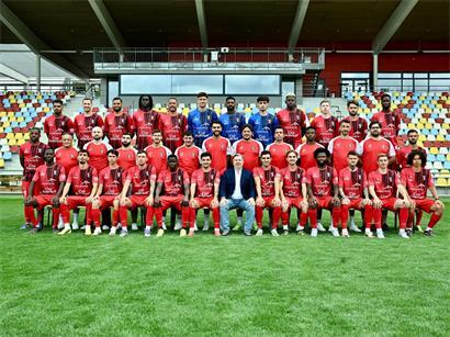 Hintere Reihe von links: Yrles Kurzawa, Andreas Buch, Leandro Quintiliano, Fonseca Mendes, Geoffrey Franzoni, Hugo Wolf, Felipe Ventura, Raphael da Silva, Gustavo Vintecinco, Kevin D’Anzico, Juan Bedouret, Joao RicciulliMittlere Reihe von links: Jossimar Chaverra, José Leiras (Betreuer), Nicolas Zabotto (Teamarzt), Enes Touiel (Physiotherapeut), Alvaro Oliveira (Torwarttrainer), Miguel Soares (Co-Trainer), Hugo Fernandes (Videoanalyst), Pedro Resende (Trainer), Toninho Marques (Co-Trainer), Pascoal Yenge (Fitnesstrainer), Sergio Costa (Torwarttrainer), Federico Moritti (Osteopath), Ivo NabaisVordere Reihe von links: Mhleli Mabuza, Tomas Barros, Pedro Costa, Ludovic Rauch, Boris Mfoumou, Rafa Pinto, Fabrizio Bei (Präsident), Marco Grilo, Simao Melhor, Elison Rivas, Sébastien Thill, Bruno Reis, Marceu Delgado