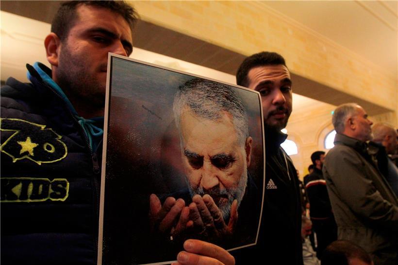 Hisbollah-Mitglieder beten für den getöteten Soleimani
