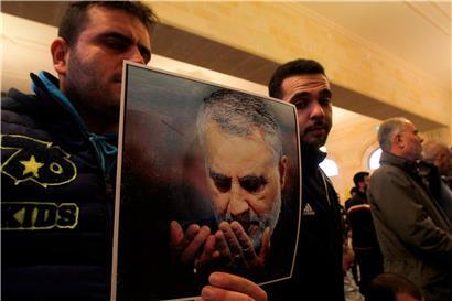 Hisbollah-Mitglieder beten für den getöteten Soleimani
