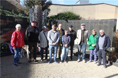 Historiker Jérôme Courtoy (Mitte vorn) erinnerte auf einer zweistündigen Wanderung durch Schifflingen an die Opfer des Zweiten Weltkriegs
