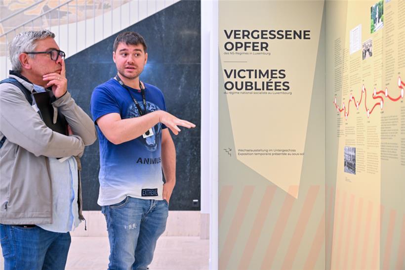 Historiker Jérôme Courtoy erläutert im Museum für Widerstand und Menschenrechte ...