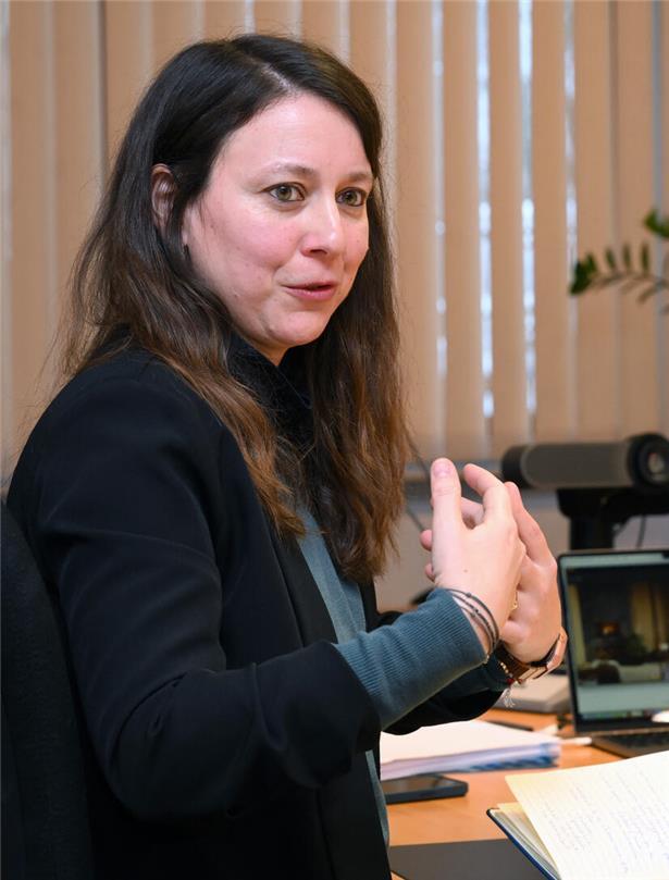 Historikerin Estelle Berthereau beim Vortrag über Geschichte in moderner Bibliothek