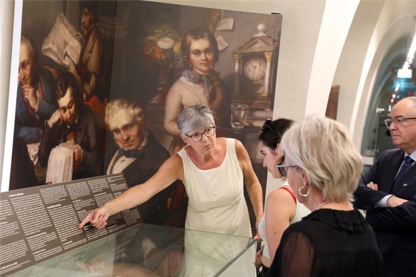 Historikerin Marie-Paule Jungblut führt die Besucher durch die Ausstellung
