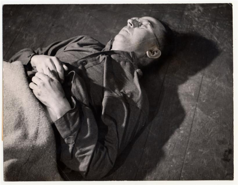 Hitler beauftragte den Reichsführer SS und Chef der deutschen Polizei, Himmler, mit der praktischen Umsetzung der Shoah. Der Massenmörder Himmler bevorzugte es, wie sein Mentor Hitler und sein Kommilitone Göring, sich am 23.5.1945 das Leben zu nehmen. Fotograf unbekannt.
