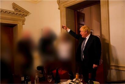 „Hoch die Tassen“: Boris Johnson bei einer Zusammenkunft in Downing Street 10 anlässlich der Verabschiedung eines Sonderberaters in der Zeit, als strenge Corona-Einschränkungen herrschten. Der Premierminister will offensichtlich von der Debatte darüber ablenken.
