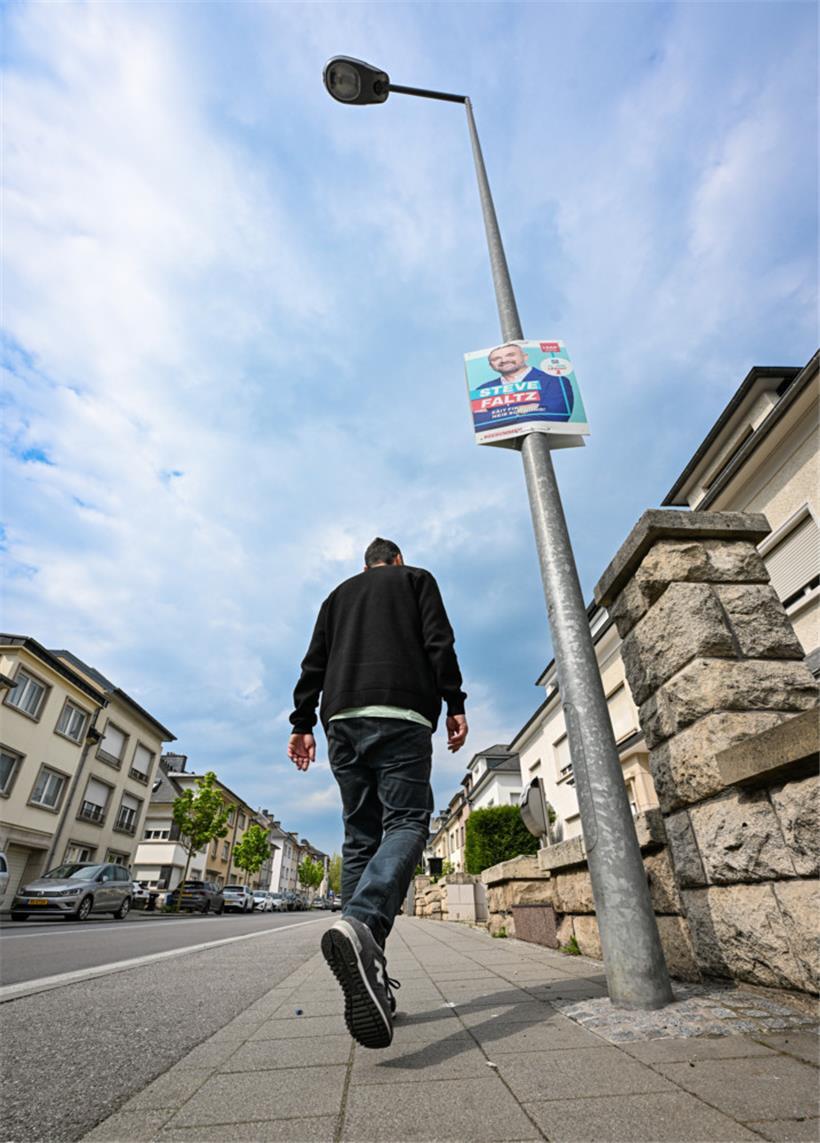 Hoch hängen sie, die Wahlplakate in Esch, um die es am Wochenende schon reichlich Aufregung gab
