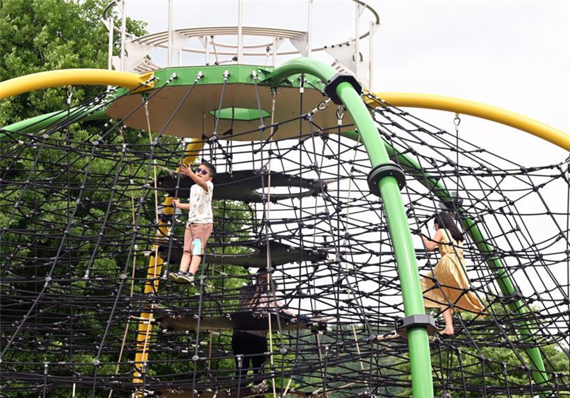 Hoch hinaus geht es auf dem großen Klettergerüst
