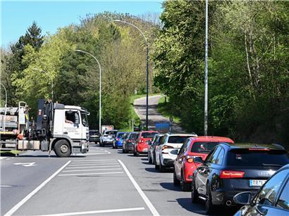 Stau auf der RN1 bei Grevenmacher, Luxemburg: Pendler im Feierabendverkehr erleben starken Verkehr und lange Wartezeiten.