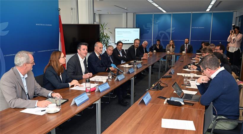 Hochbetrieb bei der Pressekonferenz zum künftigen Luxemburger Quantencomputer am Montag im Wirtschaftsministerium
