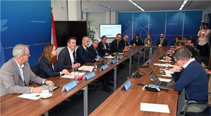 Hochbetrieb bei der Pressekonferenz zum künftigen Luxemburger Quantencomputer am Montag im Wirtschaftsministerium
