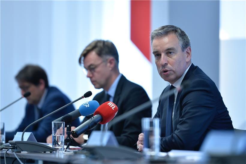 Hochschul- und Forschungsminister Claude Meisch sowie Wirtschaftsminister Franz Fayot bei der Vorstellung des europäischen Innovationszentrums für Weltraumressourcen
