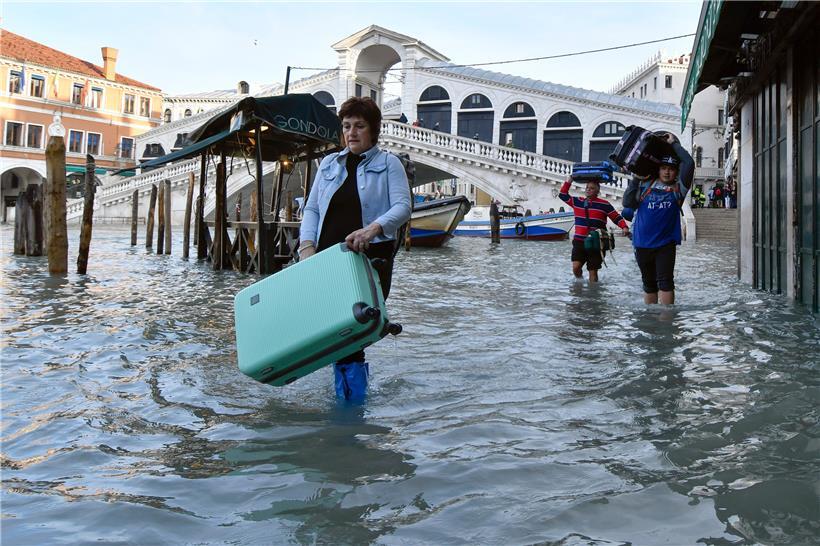 Hochwasser an der Rialto-Brücke in Venedig. Ein Wasserstand von anderthalb Meter...