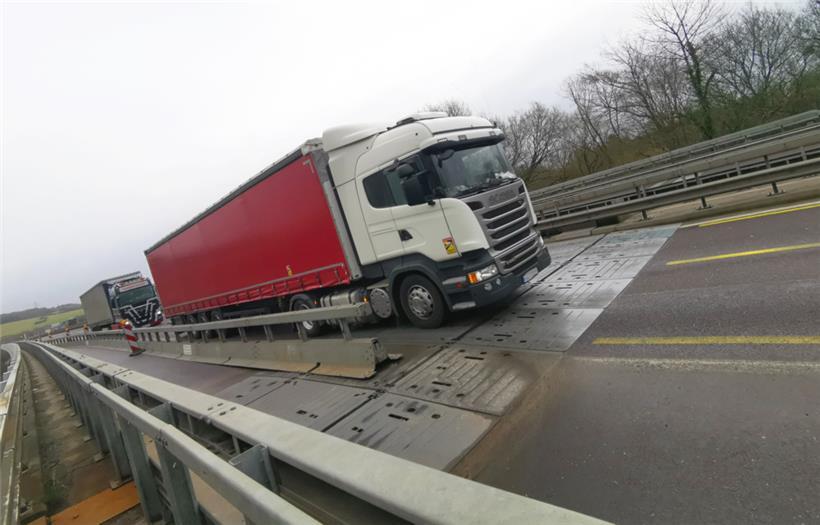 Hoffentlich kein Porzellan geladen: Übersieht ein 40-Tonner die Bodenschwelle hinter der Aire de Wasserbillig, rummst es ordentlich
