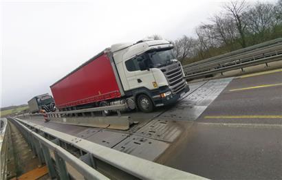 Hoffentlich kein Porzellan geladen: Übersieht ein 40-Tonner die Bodenschwelle hinter der Aire de Wasserbillig, rummst es ordentlich
