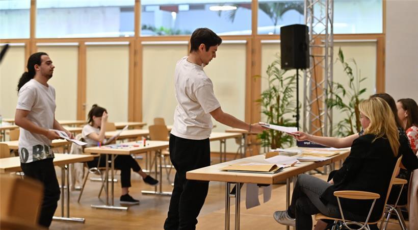 Hoffentlich zum letzten Mal geben diese Schüler im Prüfungssaal des Escher „Lycée Guillaume Kroll“ die beschriebenen Blätter mit ihren Antworten ab

