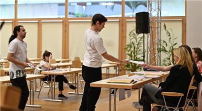 Hoffentlich zum letzten Mal geben diese Schüler im Prüfungssaal des Escher „Lycée Guillaume Kroll“ die beschriebenen Blätter mit ihren Antworten ab
