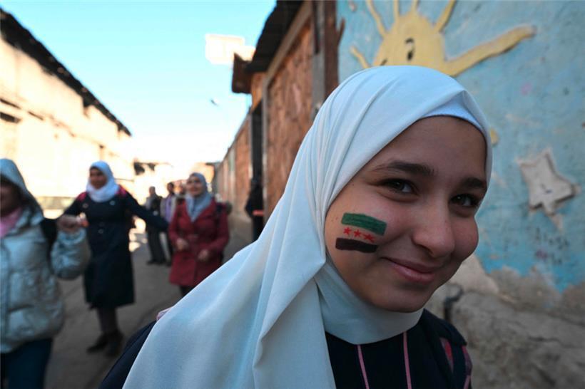 Hoffnung in Damaskus: Eine Schülerin hat sich die neue syrische Flagge auf die Wange gemalt
