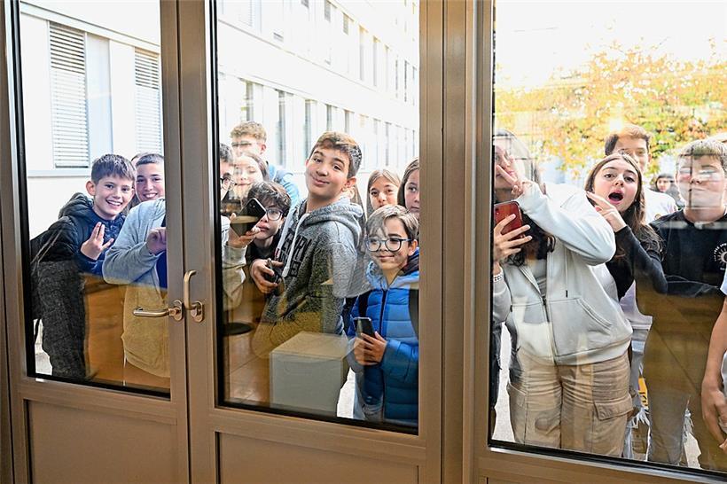 Hoher Besuch zieht Zaungäste an, wie hier in der großen Pause