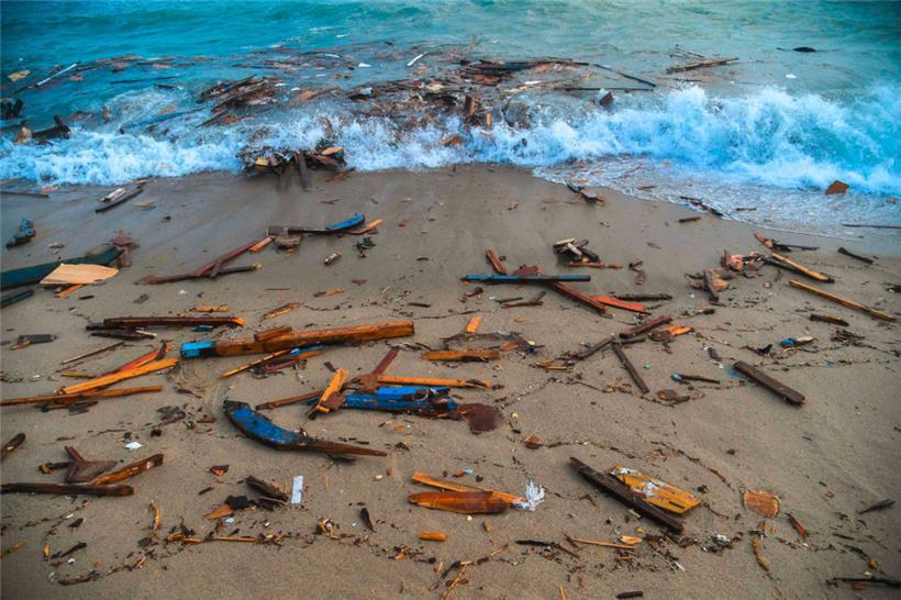 Holztrümmer, die am Strand angeschwemmt wurden
