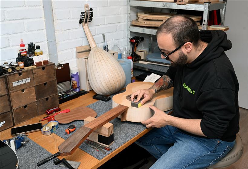 Holzvielfalt: Der Hals dieser zukünftigen Flamenco-Gitarre ist aus Mahagoni. Des Weiteren kommen Fichte, Esche und Wenge zum Einsatz.
