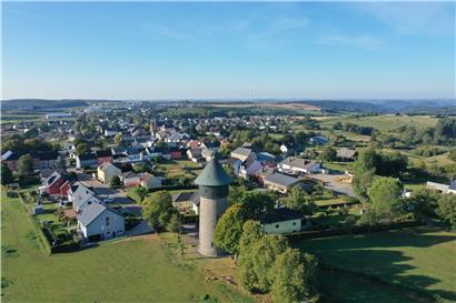 Hosingen entwickelt sich zu einem regionalen Zentrum nördlich der „Nordstad“. Keine Rede von ‚abgehängtem Norden’. Trotzdem ist die Ortschaft ohne Post und bald ohne Bank. Verstehen tun Bürger und lokale Politiker das nicht. 
