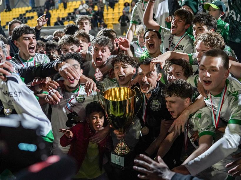 Fußballspieler Hostert legt in der ersten Halbzeit den Grundstein für den Sieg auf dem Spielfeld