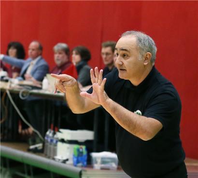 Hosterts Trainer François Manti gibt Anweisungen
