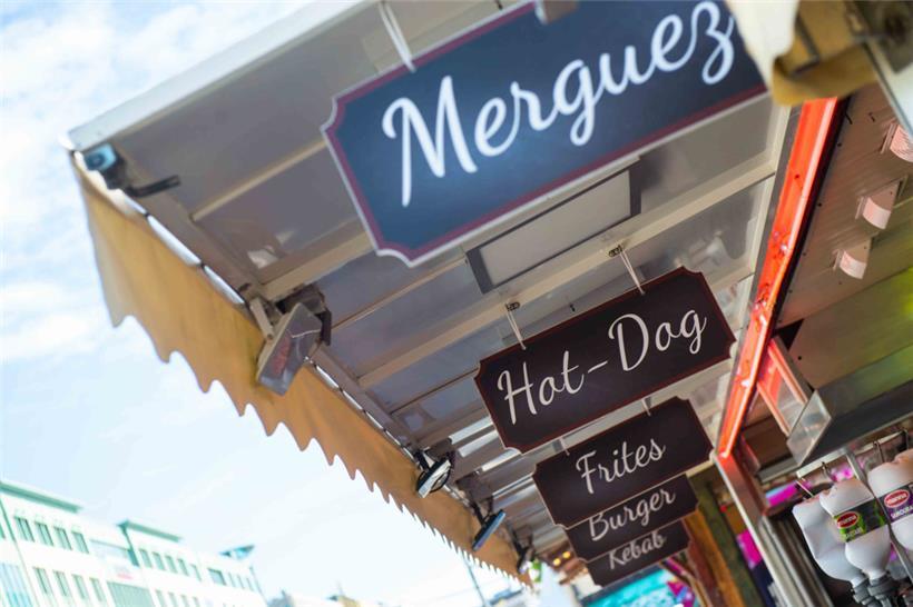 Hot-Dogs, Pommes oder Burger: Die Auswahl an Leckereien auf der Schobermesse ist...