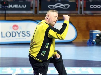 Hugo Figueira jubelt nach spektakulären Paraden als Torwart im Handballspiel