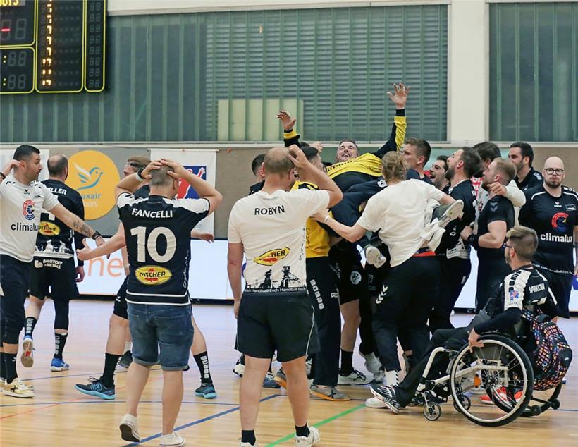 Hugo Figueira wird von seinen Teamkollegen für das Festhalten des Meistertitels 2022 gefeiert
