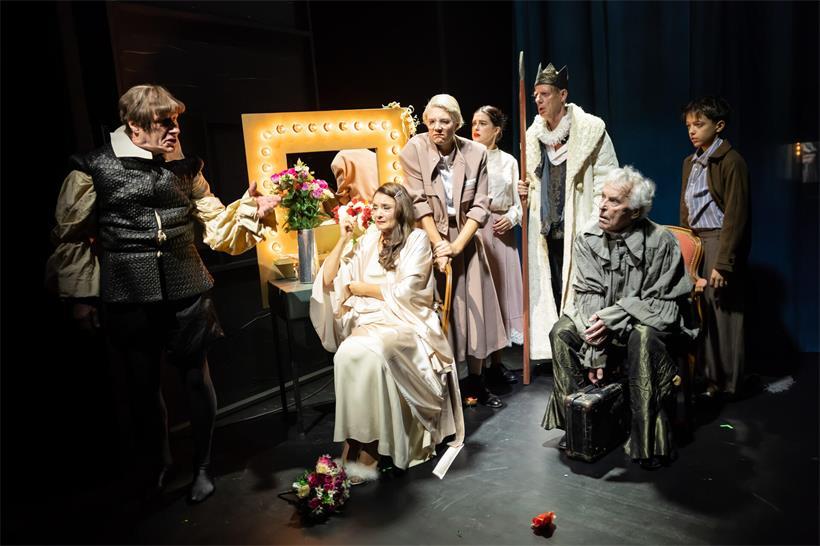 Humorvoller Widerstand statt Shakespeares Königsdrama „Hamlet“ – das Ensemble des Polski-Theaters. Am Schminktisch die Diva Maria (Jacqueline Macaulay), links ihr nicht minder divenhafter Ehemann Joseph Tura (Wolfram Koch).