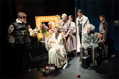 Humorvoller Widerstand statt Shakespeares Königsdrama „Hamlet“ – das Ensemble des Polski-Theaters. Am Schminktisch die Diva Maria (Jacqueline Macaulay), links ihr nicht minder divenhafter Ehemann Joseph Tura (Wolfram Koch).