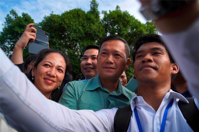 Hun Manet, Kommandeur der königlichen kambodschanischen Armee und ältester Sohn von Premierminister Hun Sen, mit seiner Frau Pich Chanmony vor einem Wahllokal in Phnom Penh

